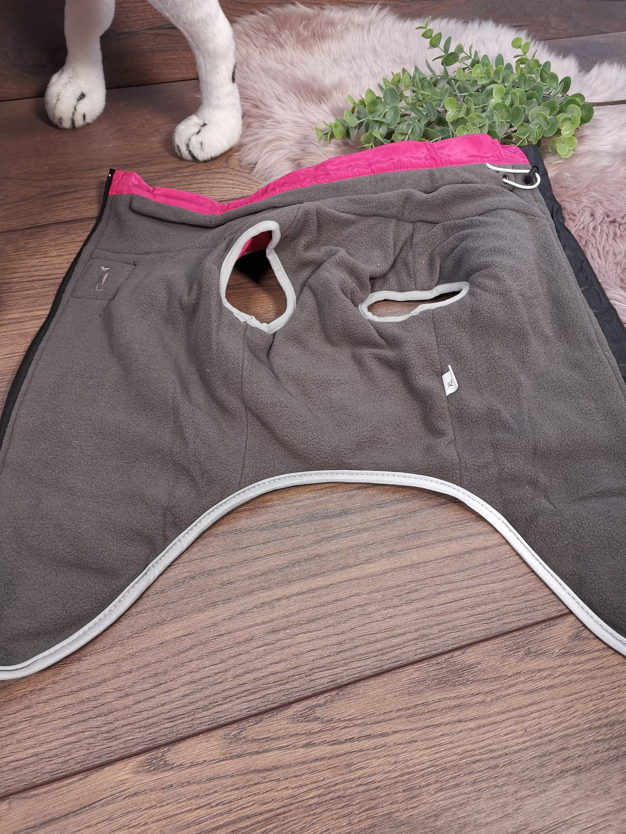 Wasserabweisender Hundemantel mit Fleece und Reißverschluss in Pink - Ideal für Hunde mit langem Rücken und mit Bauchschutz
