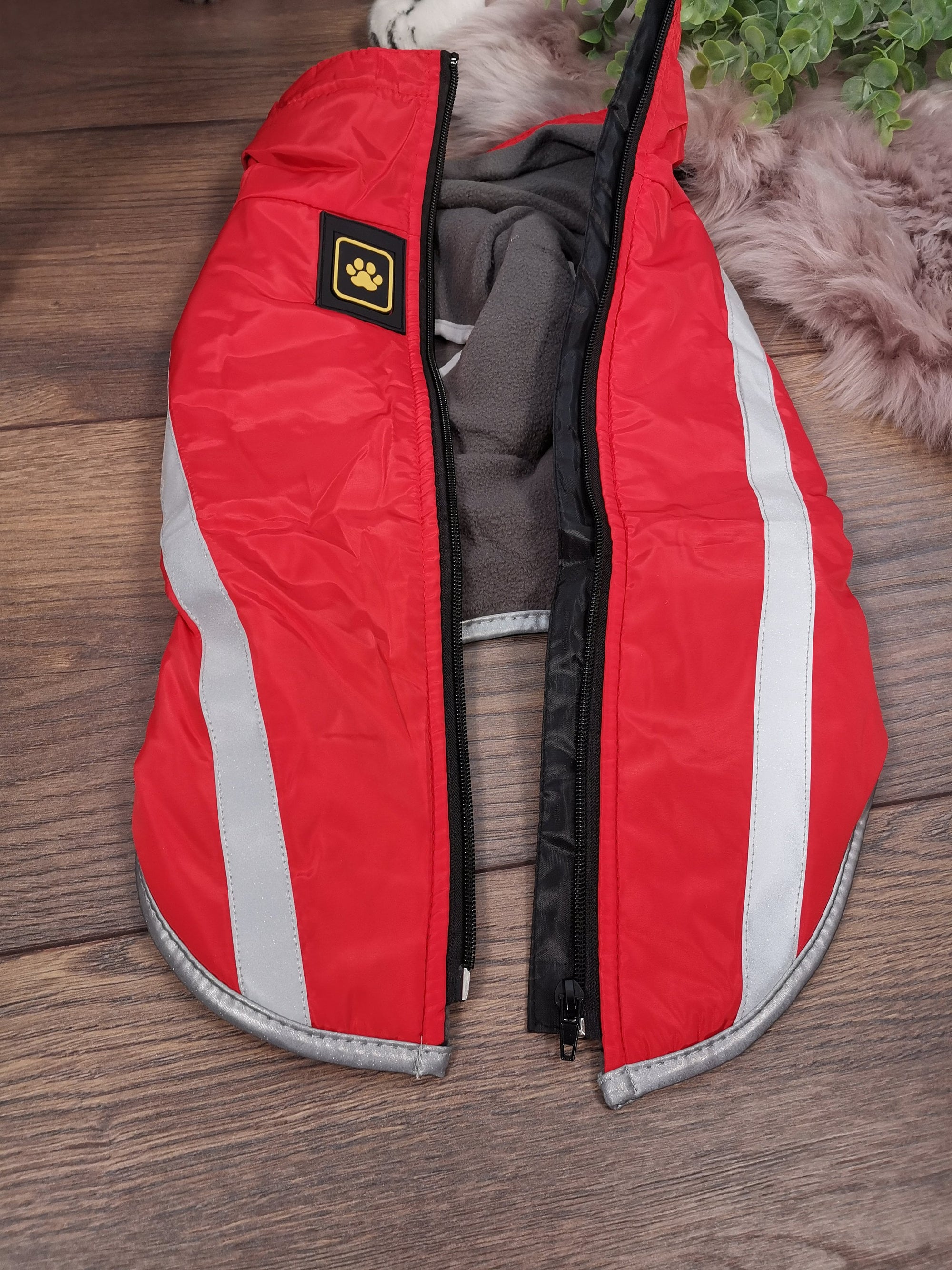 Wasserabweisender Hundemantel mit Fleece und Reißverschluss in Pink - Ideal für Hunde mit langem Rücken und mit Bauchschutz