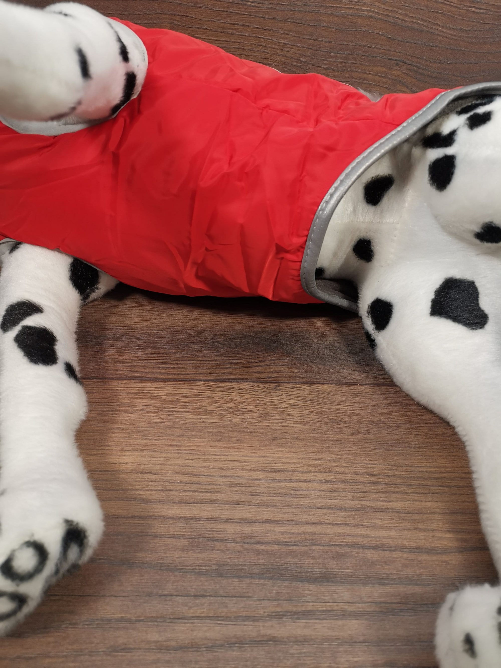 Wasserabweisender Hundemantel mit Fleece und Reißverschluss in Rot - Ideal für Hunde mit langem Rücken und mit Bauchschutz