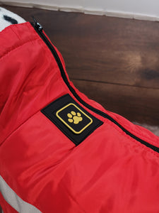 Wasserabweisender Hundemantel mit Fleece und Reißverschluss in Rot - Ideal für Hunde mit langem Rücken und mit Bauchschutz