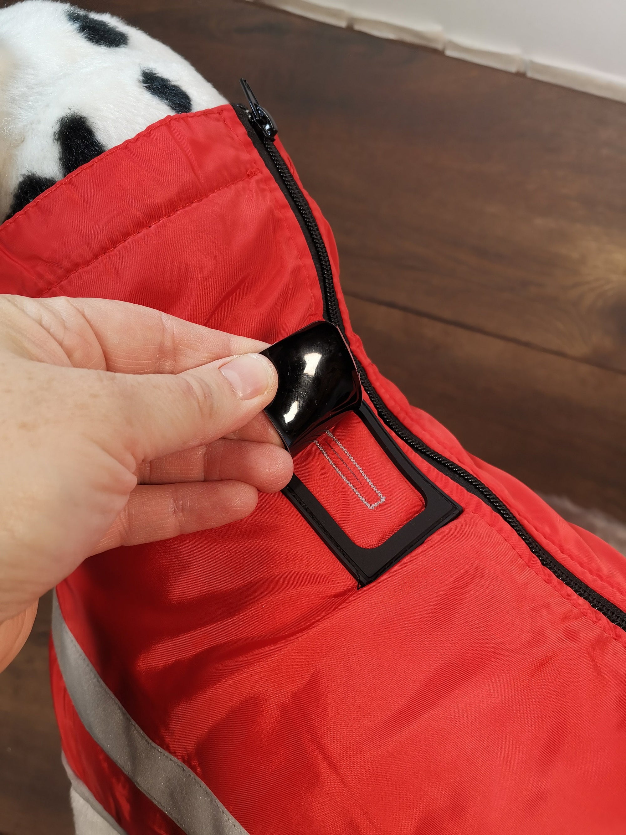 Wasserabweisender Hundemantel mit Fleece und Reißverschluss in Rot - Ideal für Hunde mit langem Rücken und mit Bauchschutz
