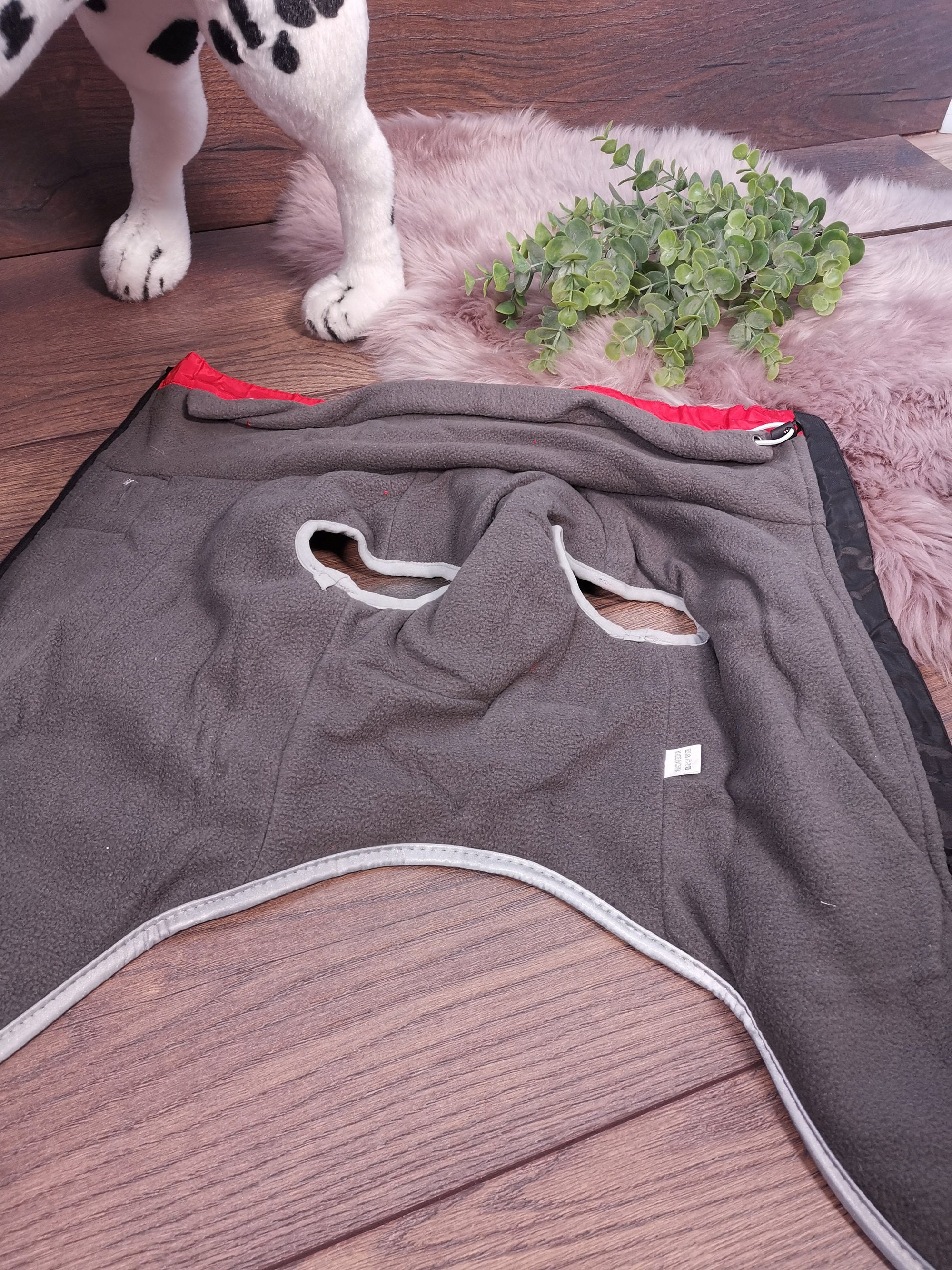 Wasserabweisender Hundemantel mit Fleece und Reißverschluss in Rot - Ideal für Hunde mit langem Rücken und mit Bauchschutz