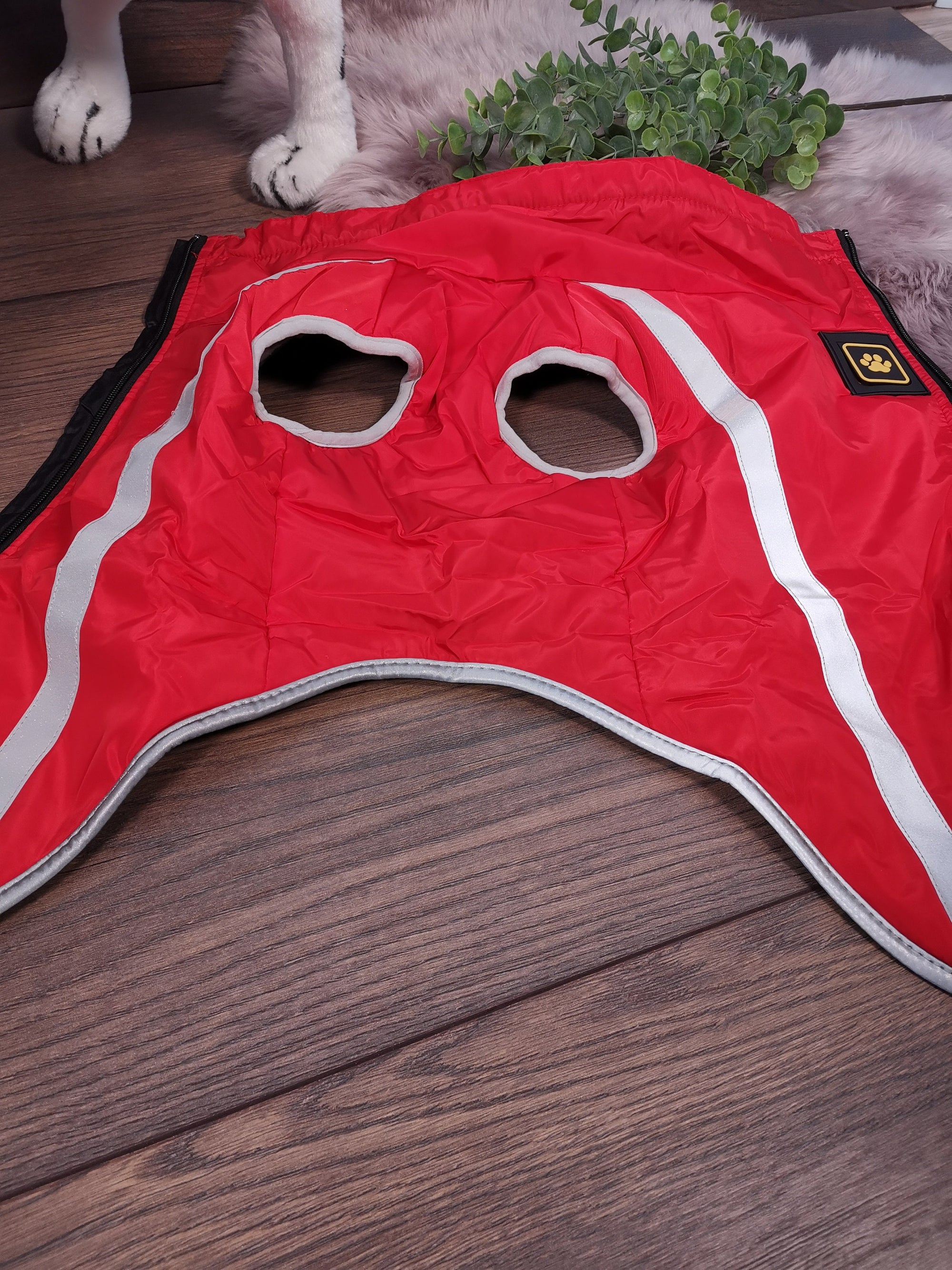 Wasserabweisender Hundemantel mit Fleece und Reißverschluss in Rot - Ideal für Hunde mit langem Rücken und mit Bauchschutz