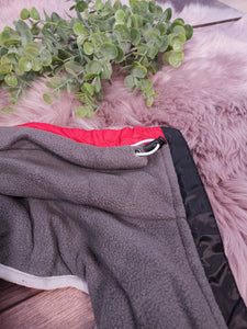 Wasserabweisender Hundemantel mit Fleece und Reißverschluss in Rot - Ideal für Hunde mit langem Rücken und mit Bauchschutz