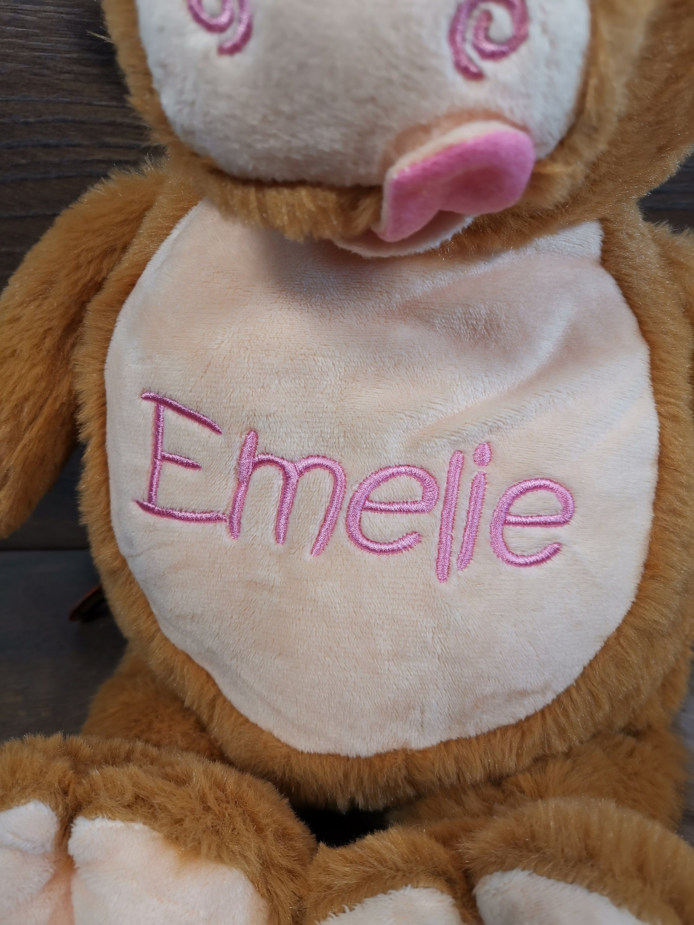 Personalisierbares Stofftier braune Hochlandkuh mit Hörnern und Namensstickerei – Individuelles Geschenk zur Taufe, Geburtstag, Jahrestag