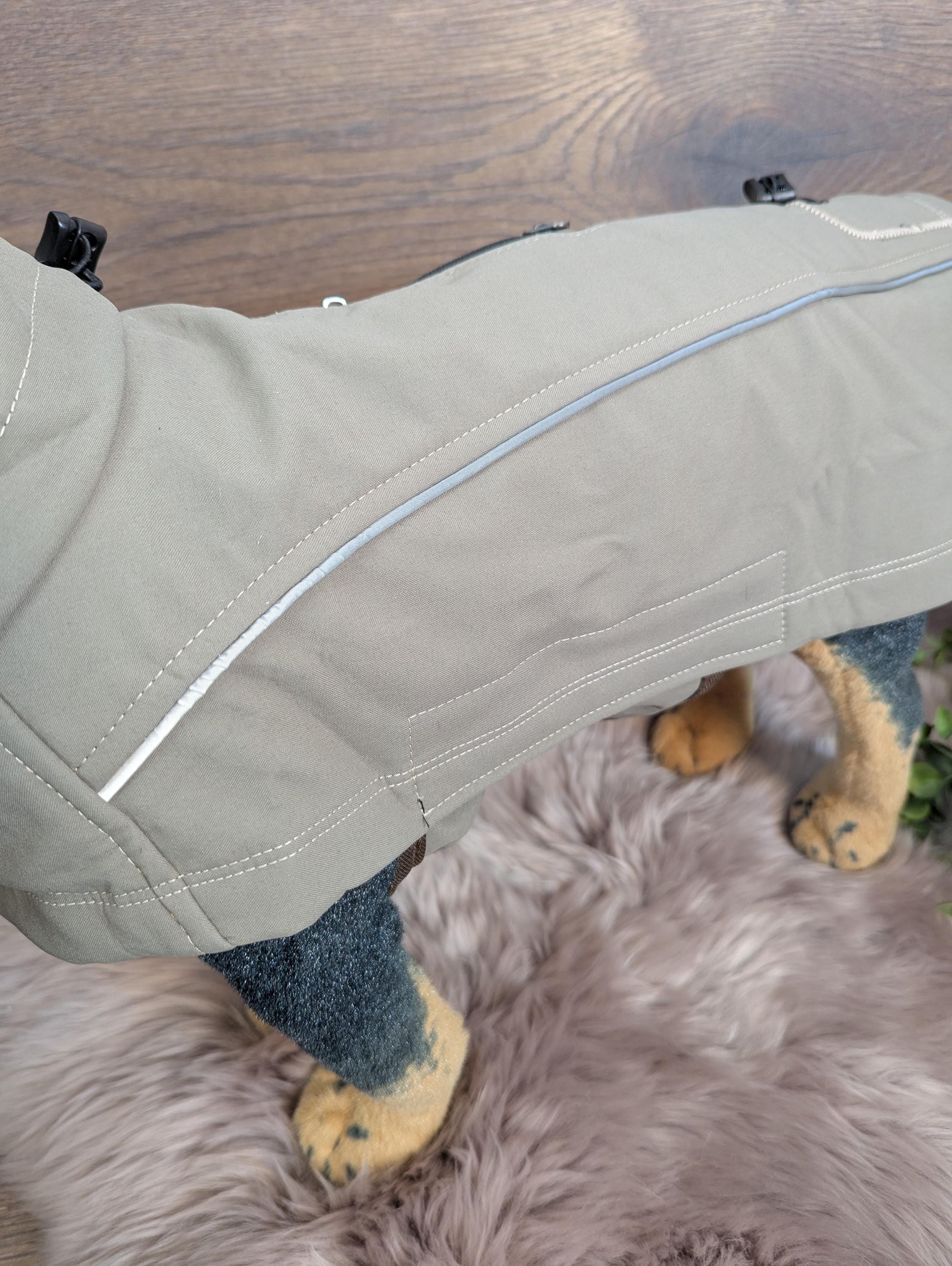 Warmer und wasserdichter Hundemantel aus Softshell in beige – Perfekt für kalte und nasse Tage