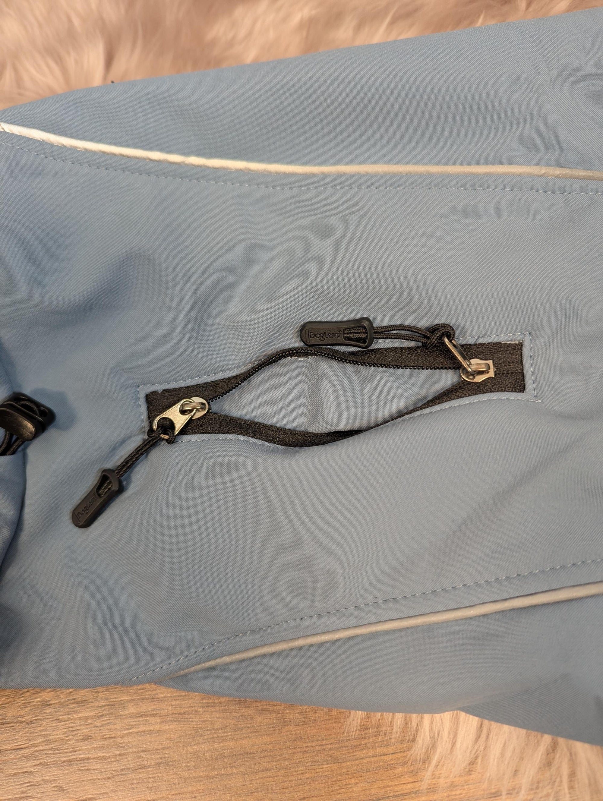 Warmer und wasserdichter Hundemantel aus Softshell in hellblau – Perfekt für kalte und nasse Tage