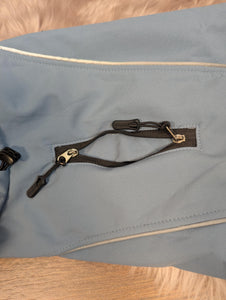 Warmer und wasserdichter Hundemantel aus Softshell in hellblau – Perfekt für kalte und nasse Tage