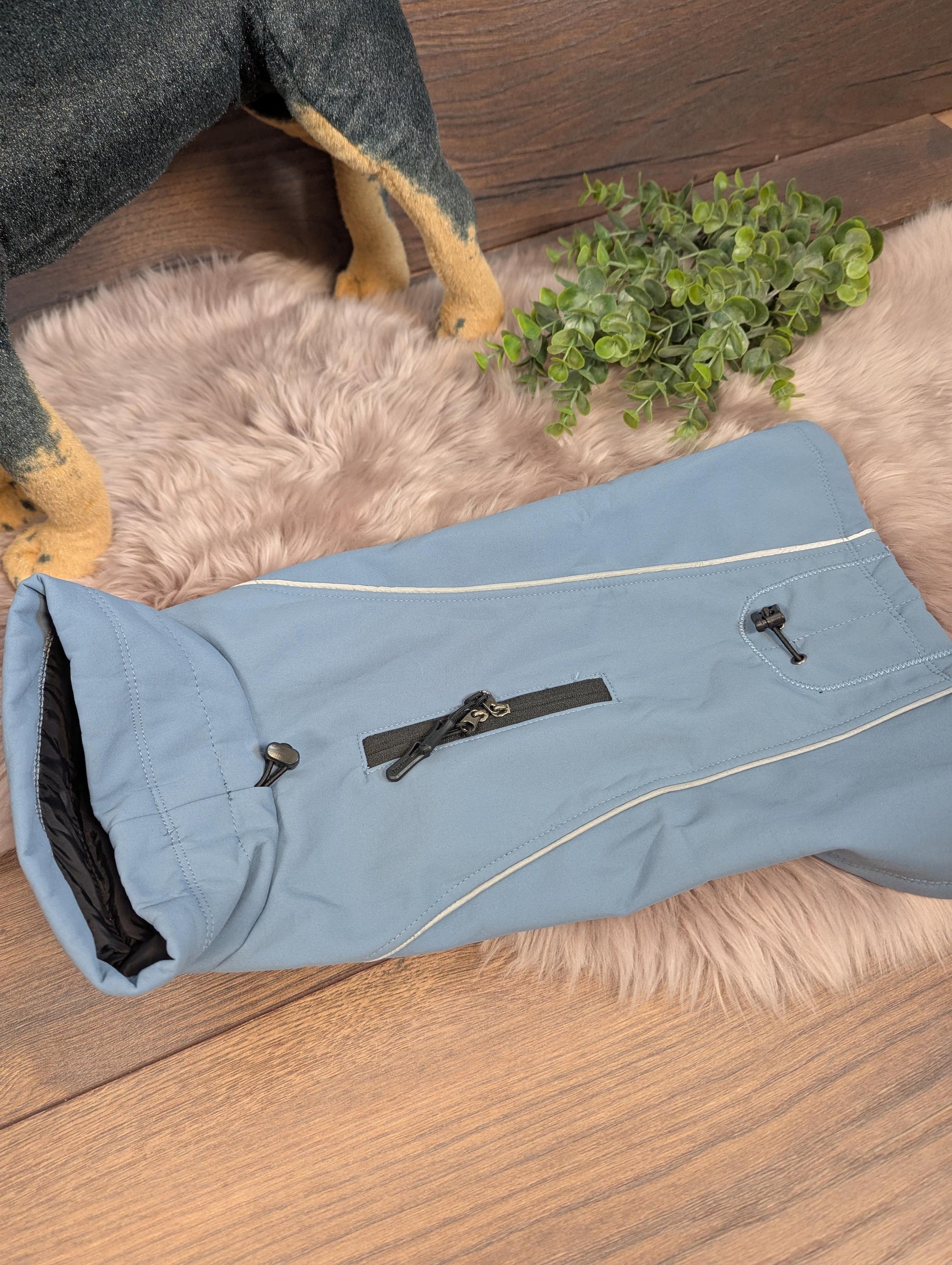 Warmer und wasserdichter Hundemantel aus Softshell in hellblau – Perfekt für kalte und nasse Tage