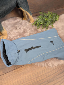 Warmer und wasserdichter Hundemantel aus Softshell in hellblau – Perfekt für kalte und nasse Tage