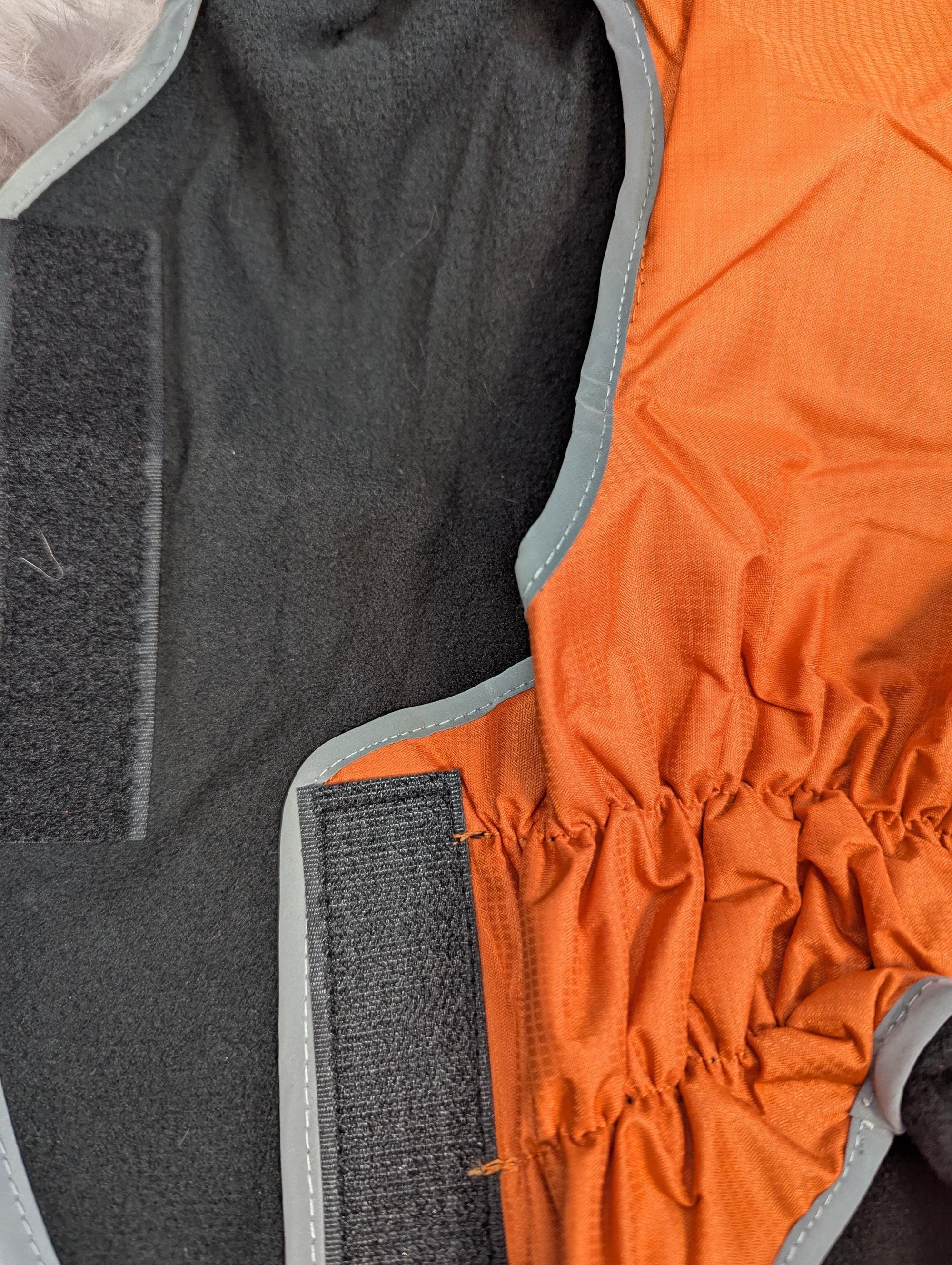 Hundemantel mit wasserdichtem Obermaterial und leichtem Fleece in Orange – Perfekt für Spaziergänge bei Regen und Kälte