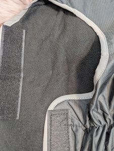 Hundemantel mit wasserdichtem Obermaterial und leichtem Fleece in Grau/Schwarz – Perfekt für Spaziergänge bei Regen und Kälte