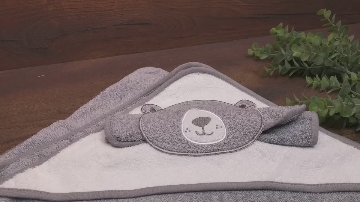 Babyhandtuch mit Namen und Kapuze bestickt, Grau mit Bär