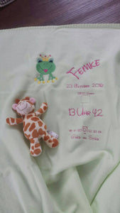 Kuschelige Babydecke personalisiert mit Namen und Geburtsdaten für den Maxi Cosi mit Kuscheltier in verschiedenen Farben