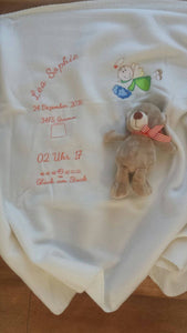Kuschelige Babydecke personalisiert mit Namen und Geburtsdaten für den Maxi Cosi mit Kuscheltier in verschiedenen Farben