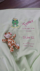 Kuschelige Babydecke personalisiert mit den Geburtsdaten und einem Wunschmotiv und Kuscheltier