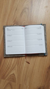 Notizbuch oder Terminkalender A6 mit Filzumschlag und Blumenstickerei