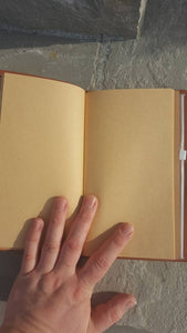 Notizbuch A5 aus Leder mit Feder und Namen personalisiert bestickt