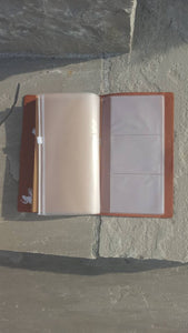 Notizbuch A5 aus Leder mit Feder und Namen personalisiert bestickt