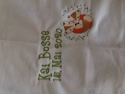 Kuschelige Babydecke personalisiert mit den Geburtsdaten und einem Wunschmotiv und Kuscheltier