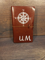 Notizbuch A5 aus dunklem Leder mit einem Kompass und Name personalisiert bestickt