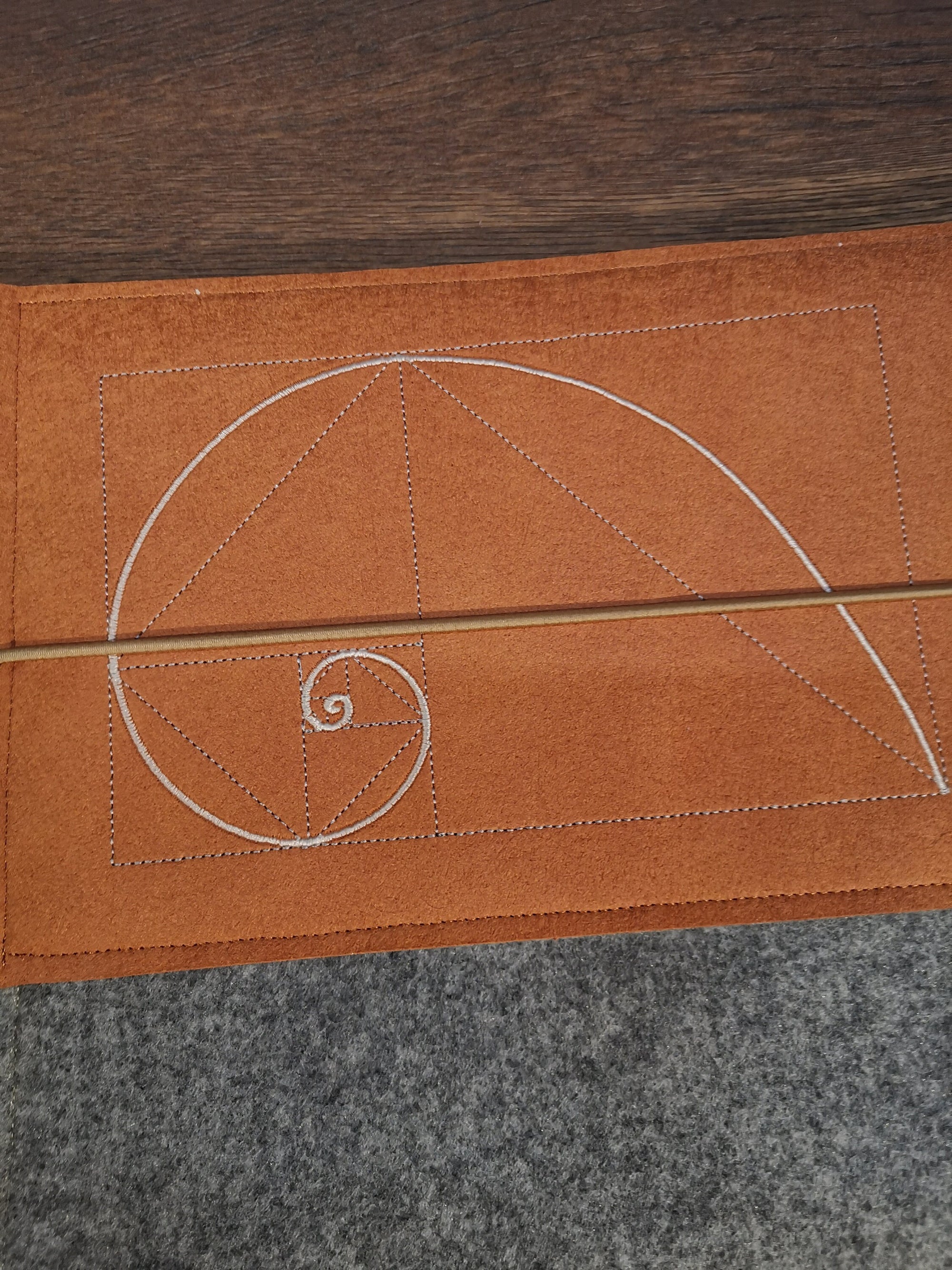 Laptoptasche mit Lederbesatz nach Wunschmaß mit der Fibonacci Spirale /goldener Schnitt und Monogramm