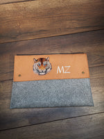 Laptoptasche mit Lederbesatz nach Wunschmaß mit Tiger und Name oder Monogramm