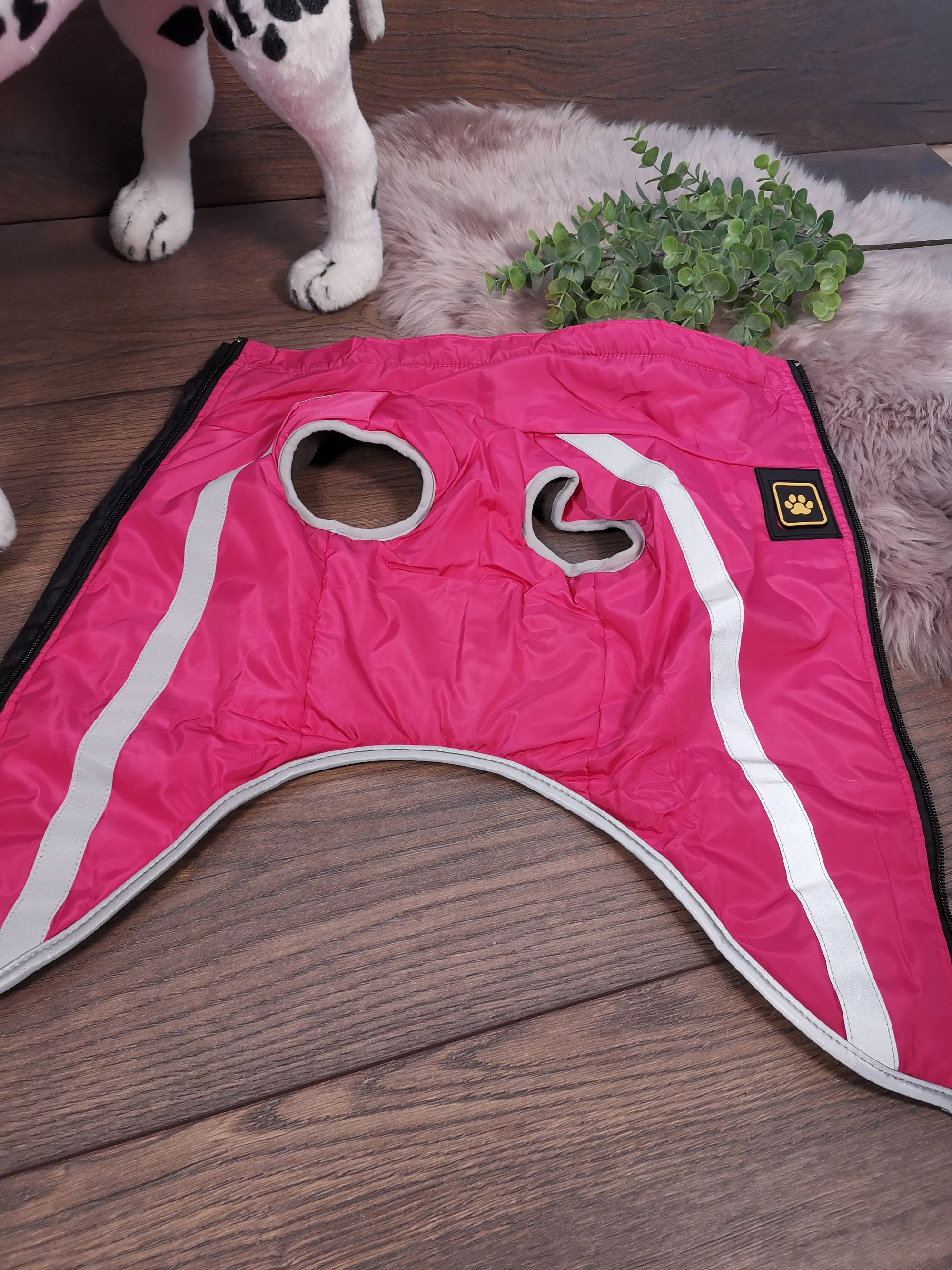 Wasserabweisender Hundemantel mit Fleece und Reißverschluss in Pink - Ideal für Hunde mit langem Rücken und mit Bauchschutz