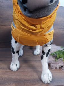 Wasserabweisender Hundemantel mit Fleece und Reißverschluss in Gelb - Ideal für Hunde mit langem Rücken und mit Bauchschutz