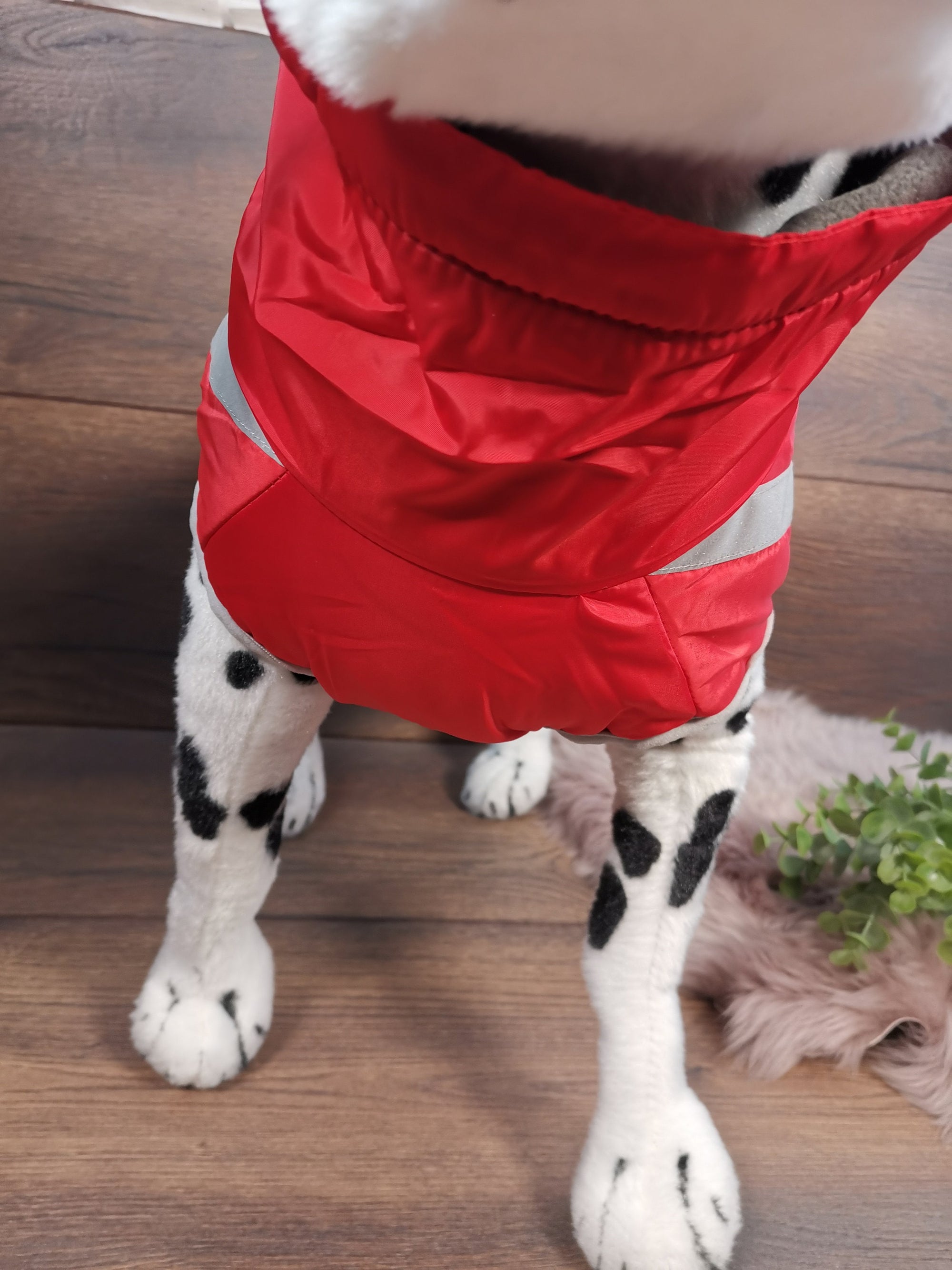 Wasserabweisender Hundemantel mit Fleece und Reißverschluss in Rot - Ideal für Hunde mit langem Rücken und mit Bauchschutz