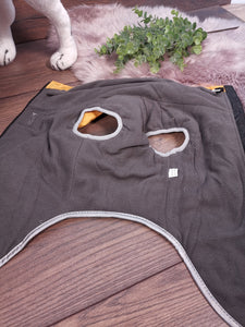 Wasserabweisender Hundemantel mit Fleece und Reißverschluss in Gelb - Ideal für Hunde mit langem Rücken und mit Bauchschutz